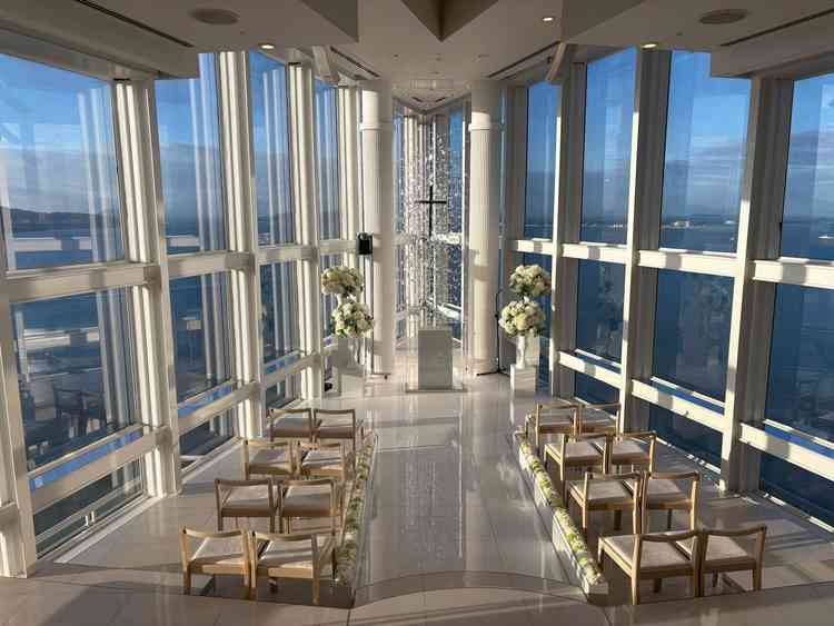 最上階にあるチャペルのメインの場所。海と空と福岡の街が一面に見えてとても印象に残るチャペルでした。