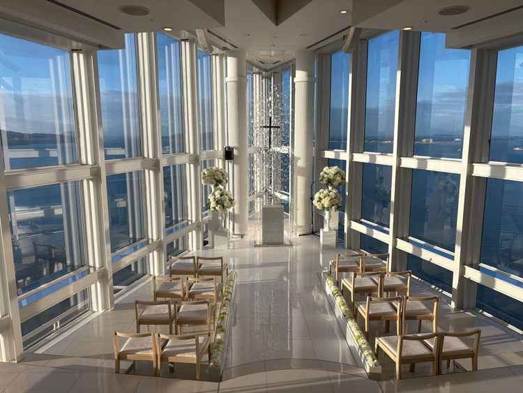 最上階にあるチャペルのメインの場所。海と空と福岡の街が一面に見えてとても印象に残るチャペルでした。