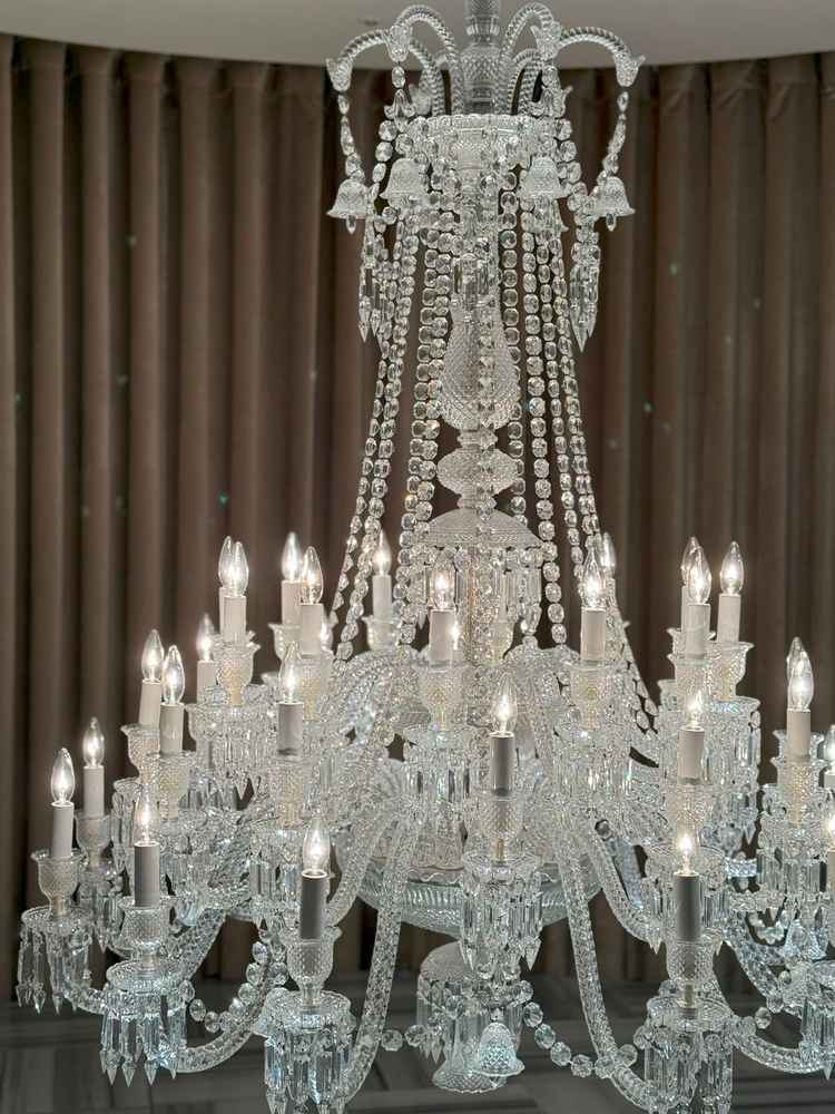 バカラ社製の36灯の高級シャンデリア