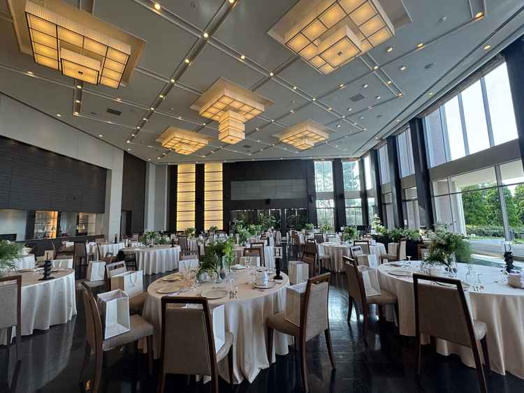 一番広い披露宴会場は写真で見るより雰囲気がよく、高砂の後ろが海バックなのが魅力的でした。