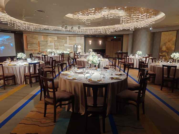 チャペルや神殿と同じフロアにある円形の宴会場「瑠璃」。温かみがあり、天井の装飾も華やかです。