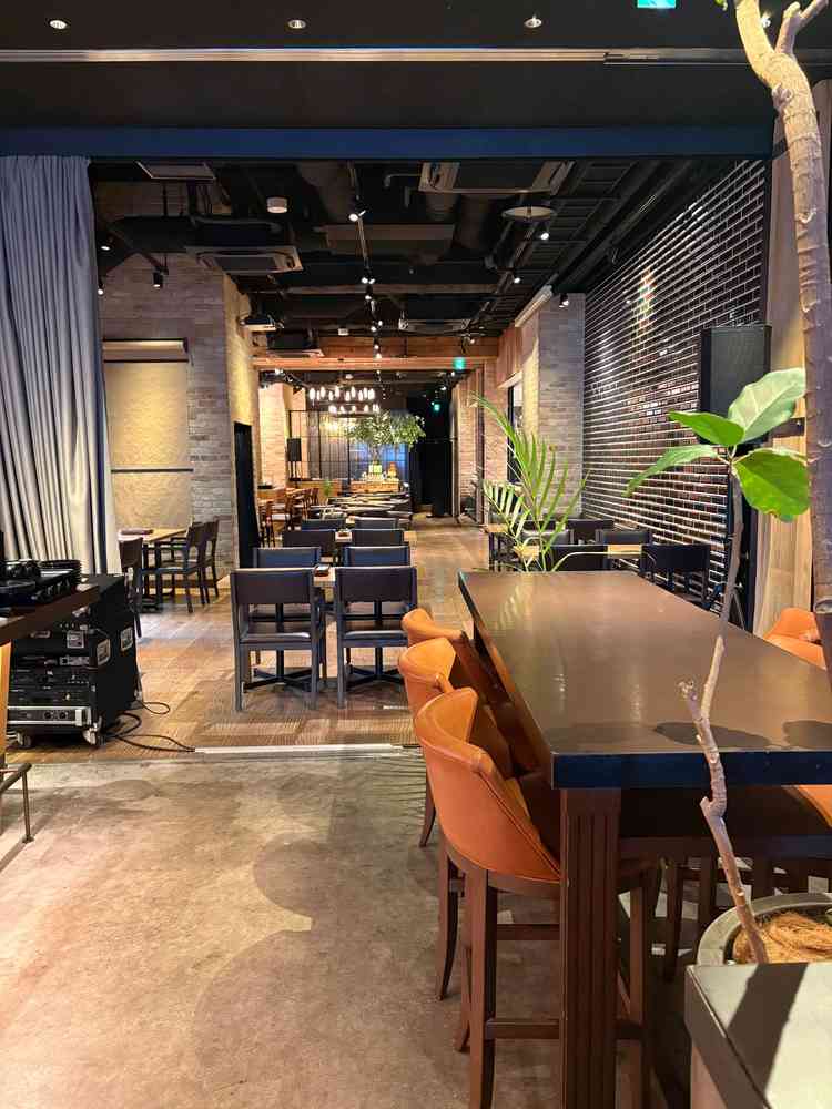 挙式会場かつ披露宴会場。当日がレストラン営業のためこのような雰囲気です。