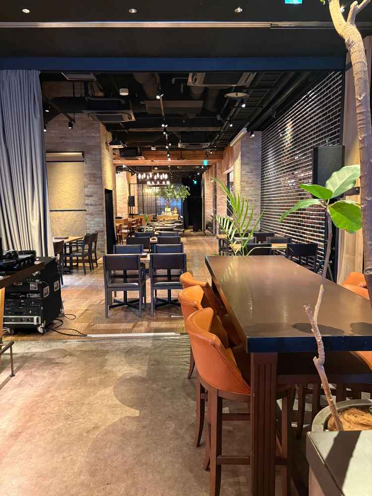 挙式会場かつ披露宴会場。当日がレストラン営業のためこのような雰囲気です。