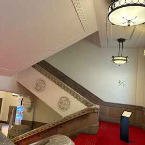 赤い絨毯のかかった階段でウェディングドレスの写真映が素晴らしい。