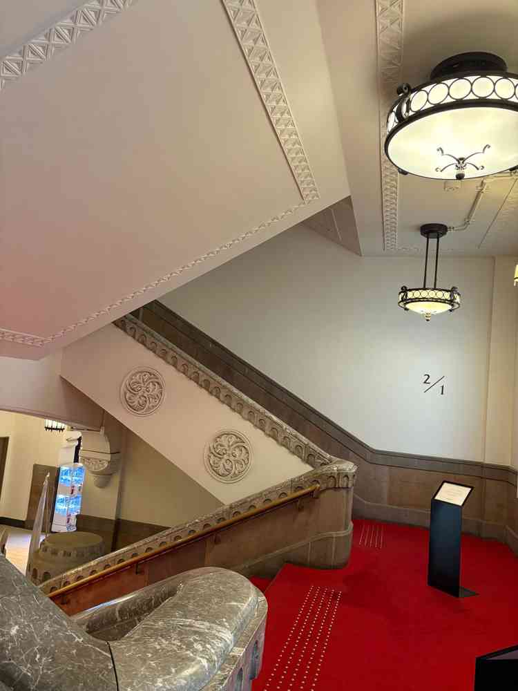 赤い絨毯のかかった階段でウェディングドレスの写真映が素晴らしい。