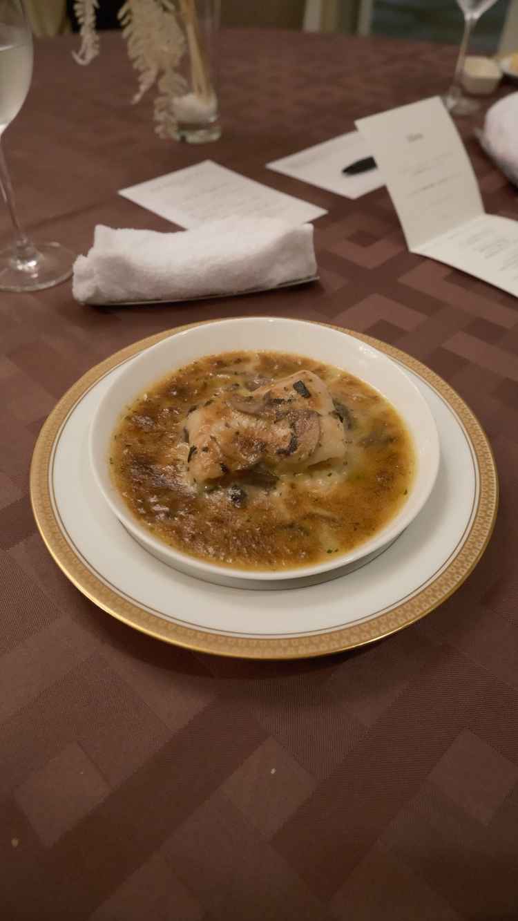舌平目のポンヌファム。とても繊細な味で柔らかく、お年寄りでも食べやすい料理。