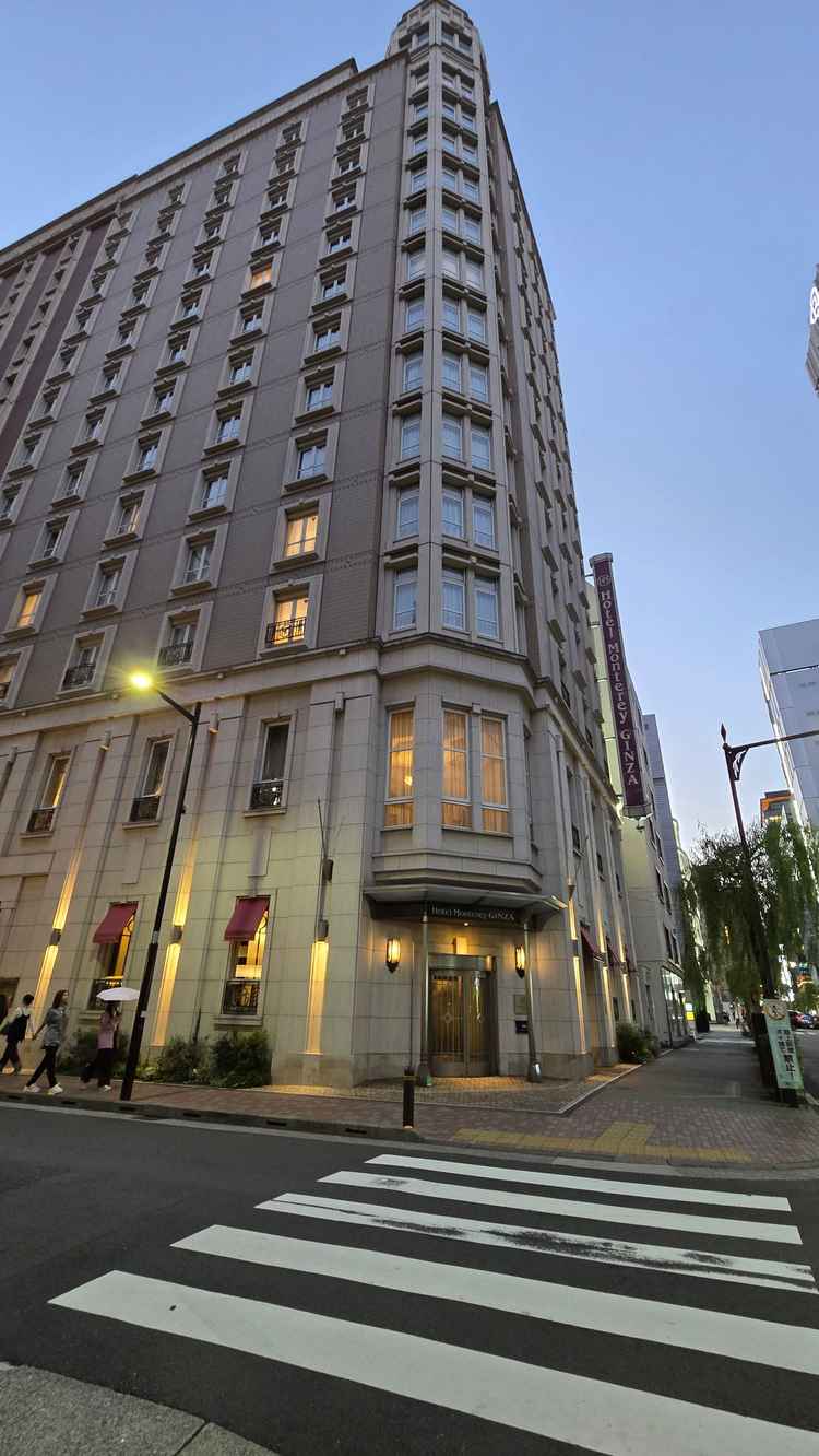 外観。夕焼けや夜も雰囲気が出てきれい。