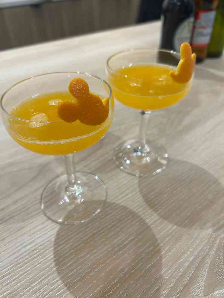 ウェルカムパーティ会場にて生搾りオレンジジュースのサプライズ。