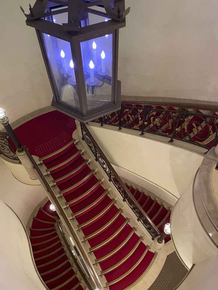 ドレス撮影のイメージが広がる階段。