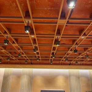 相生は日本の伝統技術が使われた会場。木のぬくもりを感じる素敵な会場でした。