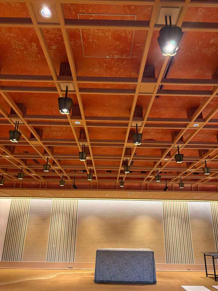 相生は日本の伝統技術が使われた会場。木のぬくもりを感じる素敵な会場でした。