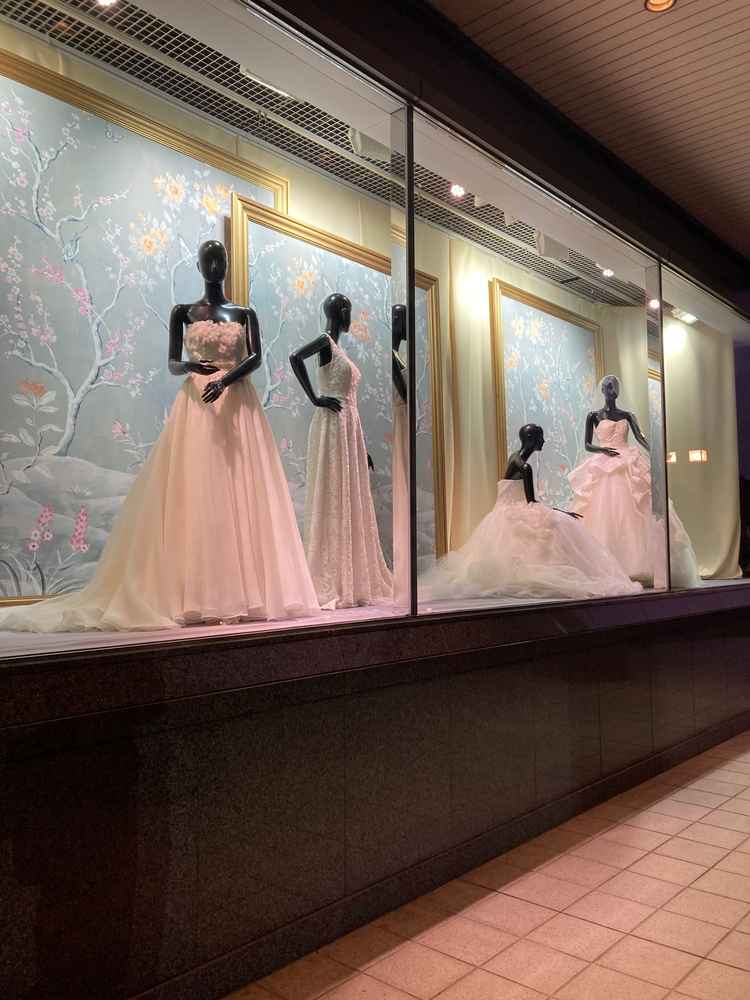 ドレスの一部です。200着ほどある中から選びます。カラードレスも可愛いものがたくさんありました。