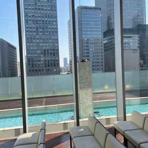 挙式会場の右手。お昼時で晴れていると、水がキラキラと反射し、青空と相まって非常に綺麗でした。