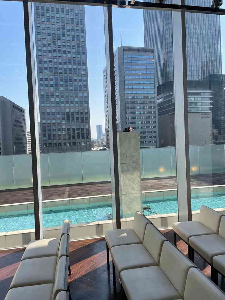 挙式会場の右手。お昼時で晴れていると、水がキラキラと反射し、青空と相まって非常に綺麗でした。