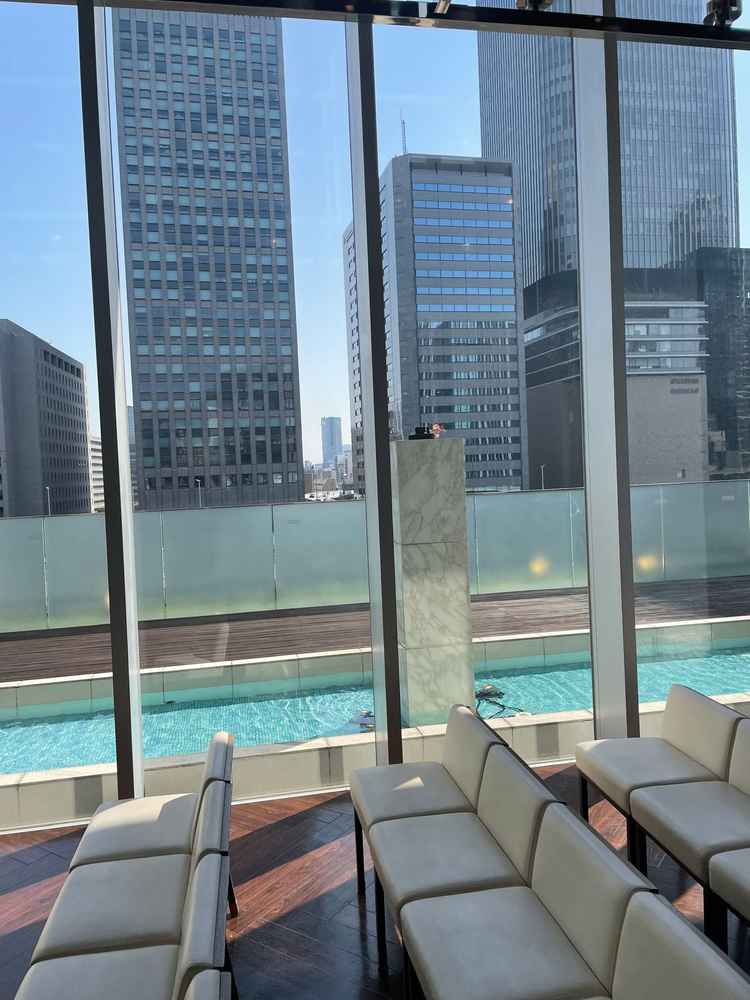 挙式会場の右手。お昼時で晴れていると、水がキラキラと反射し、青空と相まって非常に綺麗でした。