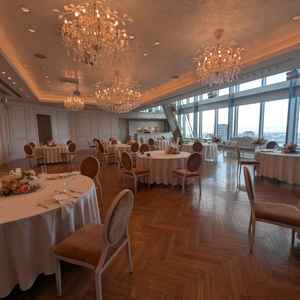 ピンクを基調としたあたたかい雰囲気の披露宴会場