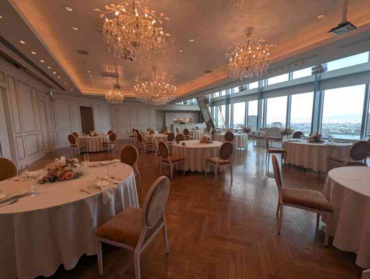 ピンクを基調としたあたたかい雰囲気の披露宴会場