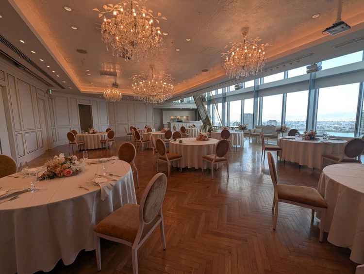 ピンクを基調としたあたたかい雰囲気の披露宴会場