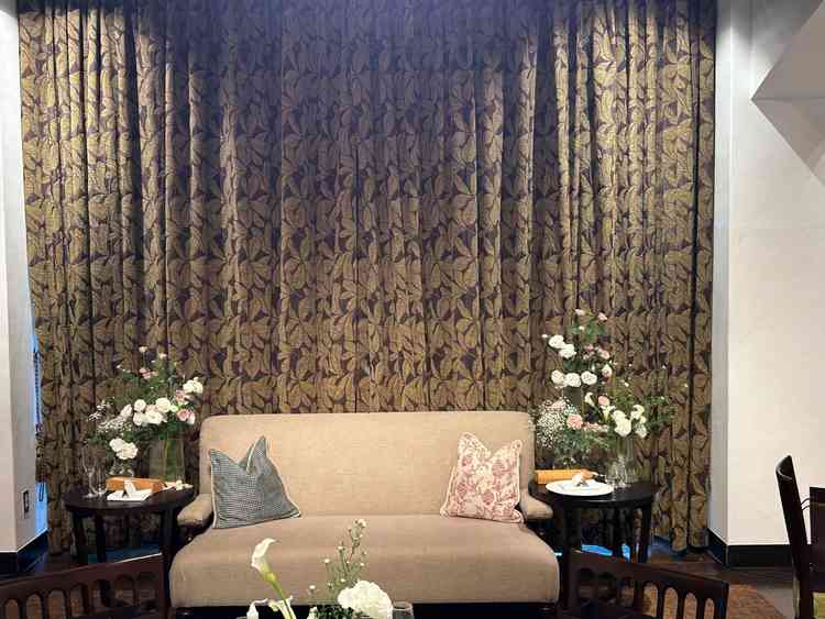 披露宴の新郎新婦の席はソファ席で個性的でアットホームな雰囲気を感じました。