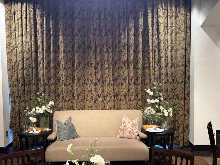 披露宴の新郎新婦の席はソファ席で個性的でアットホームな雰囲気を感じました。