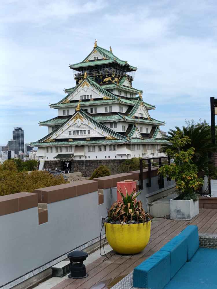 集合記念写真を撮影できる屋上のテラスは大阪城を目の前に見ることができ、最高のロケーションです