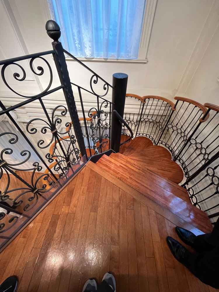 披露宴会場に続く螺旋階段