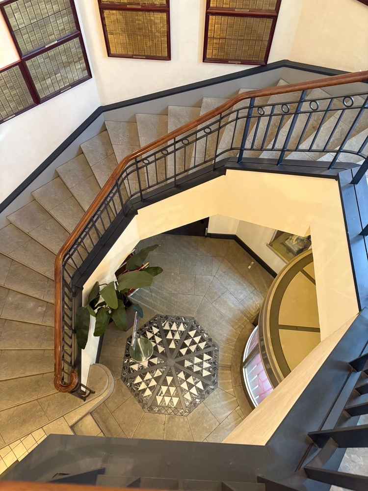 1階と2階を繋ぐ螺旋階段。壁にはこれまでに挙式された方々のネームプレートが飾られており、重厚感がある