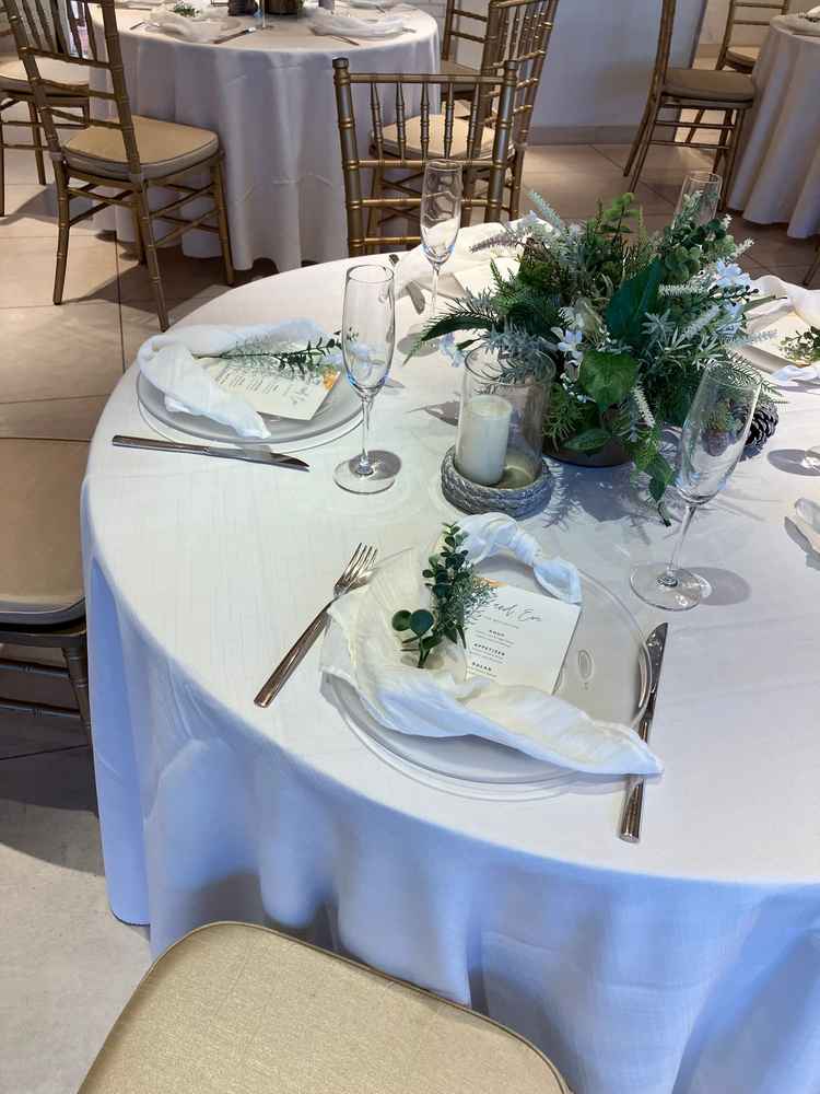 披露宴会場のゲスト用テーブル