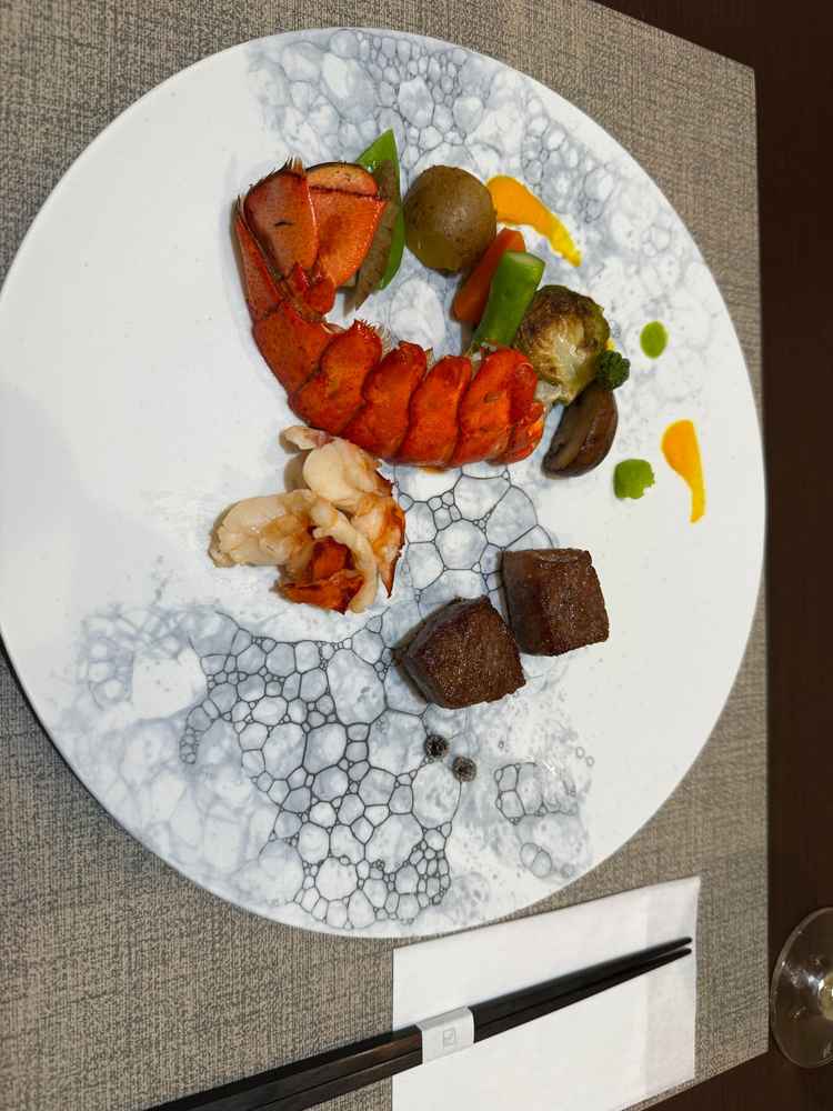 料理を楽しみにしておりましたが、お肉が少しだけ硬かったです。