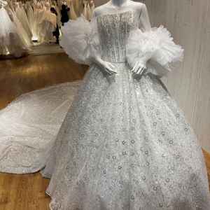 アニヴェルセルのために作られたドレスで一回のレンタル費が100万円するそうです。