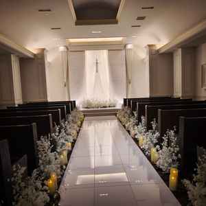 白を基調とした神秘的なチャペル。床への反射も美しい。