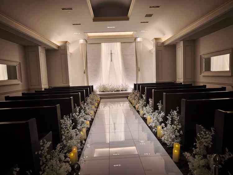 白を基調とした神秘的なチャペル。床への反射も美しい。