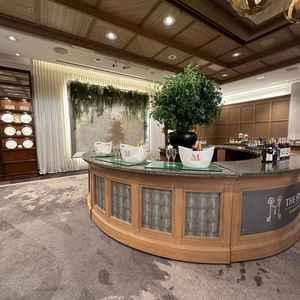 挙式会場に大きなバーカウンターがあり、お酒好きのゲストが多い場合には楽しめそうだと思った。