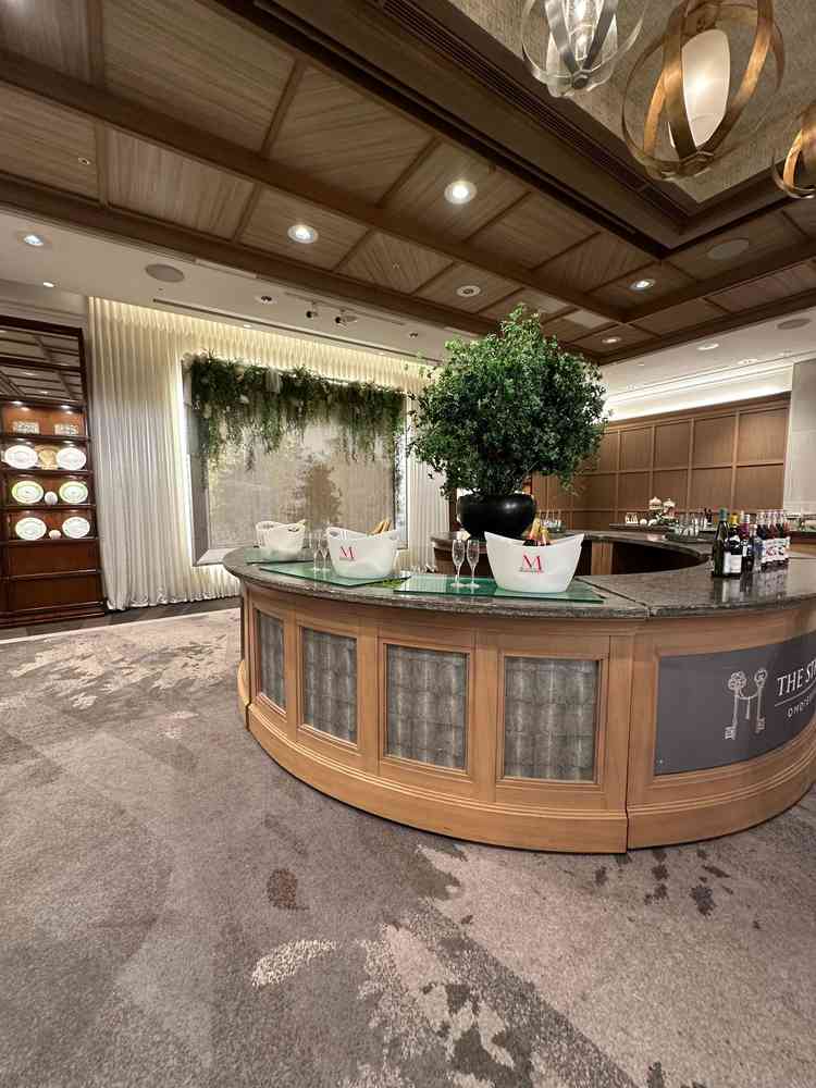 挙式会場に大きなバーカウンターがあり、お酒好きのゲストが多い場合には楽しめそうだと思った。