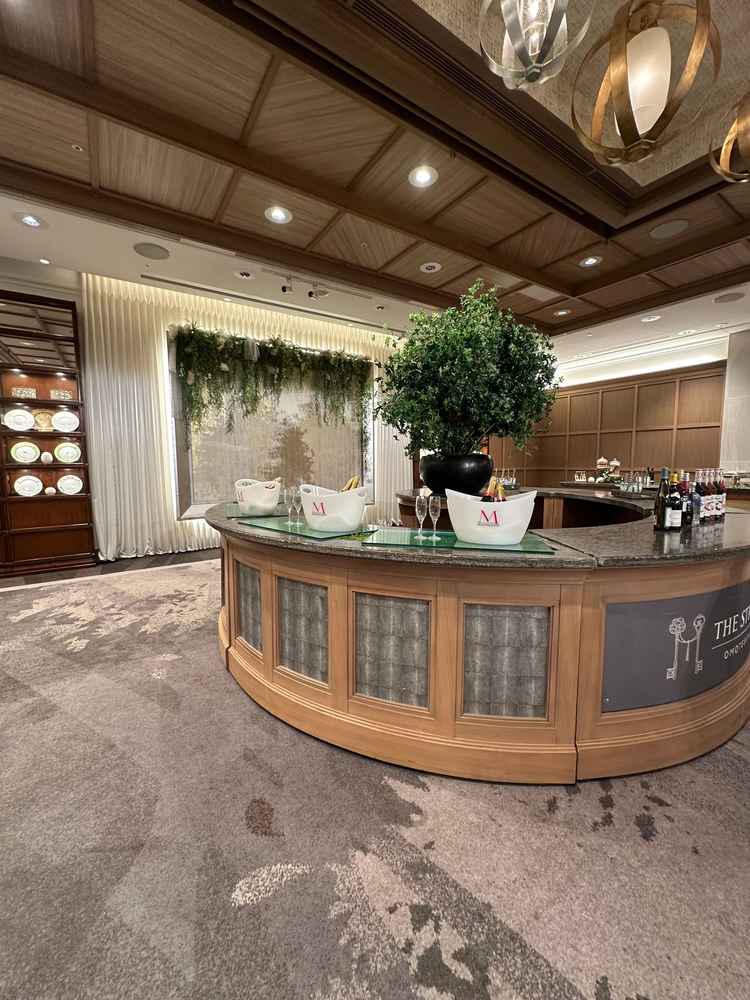 挙式会場に大きなバーカウンターがあり、お酒好きのゲストが多い場合には楽しめそうだと思った。