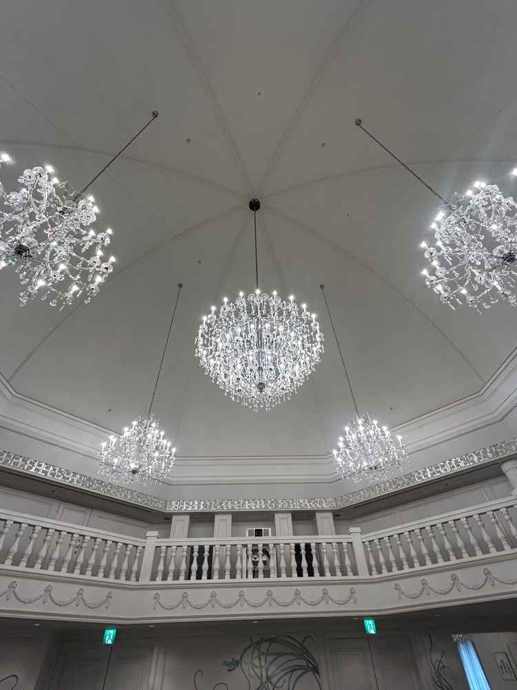 上には大きなシャンデリアが5つもあり、高さもあるので広く感じます。