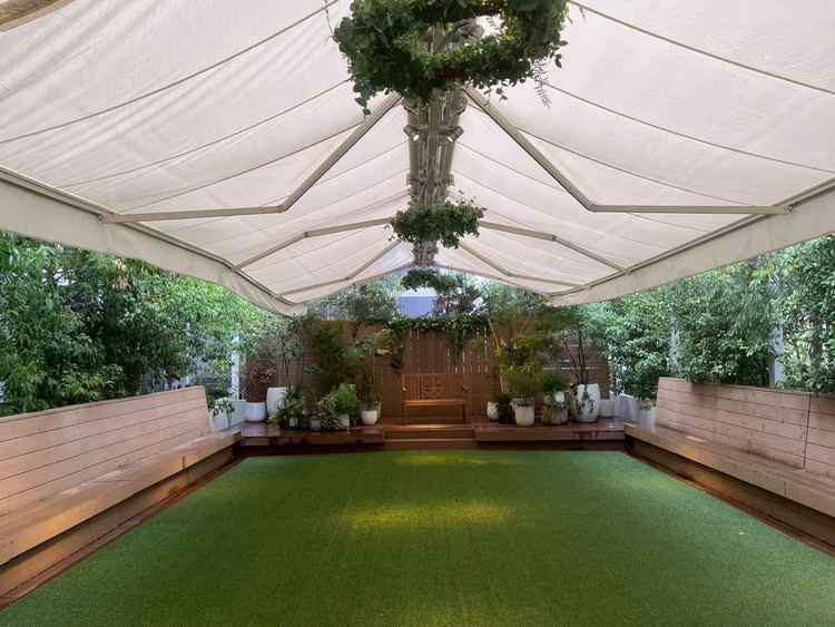 ガーデンの写真です。当日雨でしたが、可動式の屋根があるので濡れなくて安心しました。