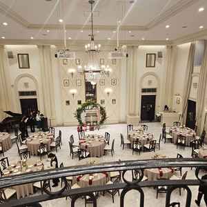 披露宴会場も広く多くのゲストが招待できそうです。階段からの入場ができることも素敵でした。