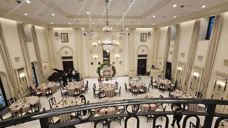 披露宴会場も広く多くのゲストが招待できそうです。階段からの入場ができることも素敵でした。