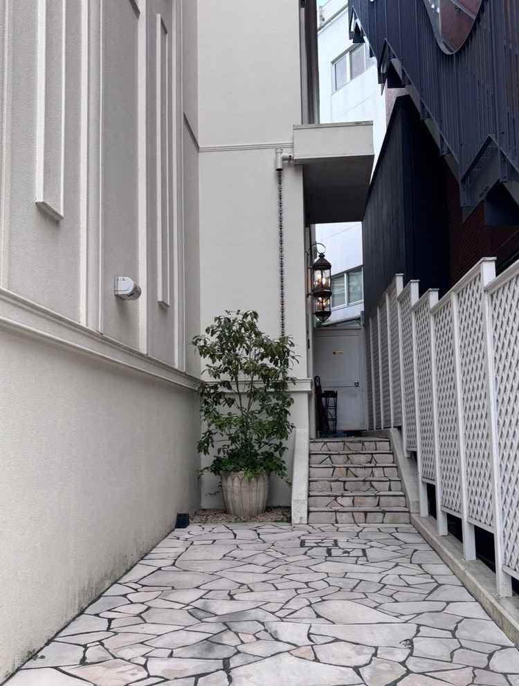 親族控室や、新郎新婦控室につながる入り口。親族控室は1階で、新郎新婦控室は2階とのことです。