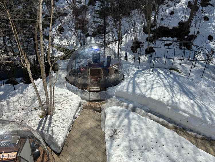 夏場はお外で披露宴や挙式を挙げる事も可能みたいです。