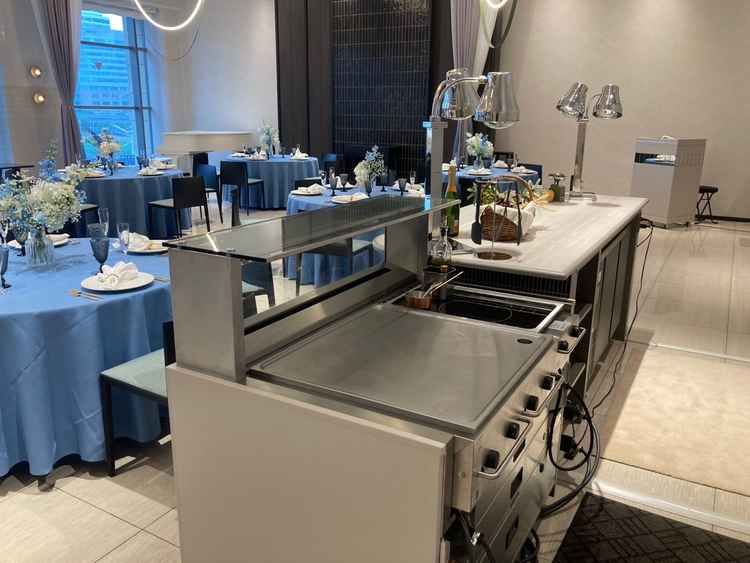 シェフが目の前で料理を作るスペースがある披露宴会場。