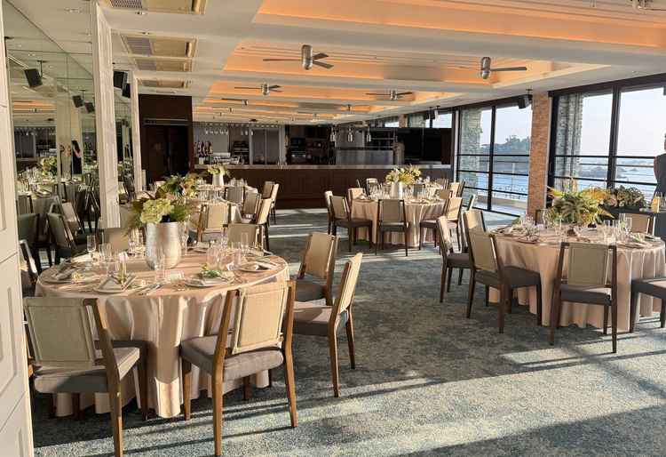 披露宴会場の目の前が遮るものがなく海が見えてすごく綺麗でした。