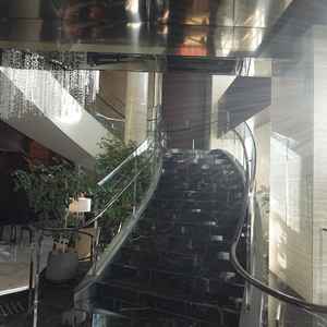 大理石の螺旋階段で、ここで友人や親族たちを写真をとったり、新郎新婦のみでの写真も絵になりそうです。