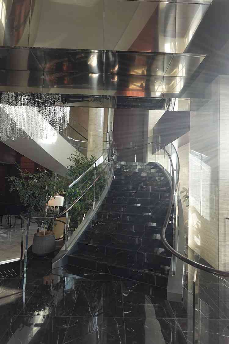 大理石の螺旋階段で、ここで友人や親族たちを写真をとったり、新郎新婦のみでの写真も絵になりそうです。