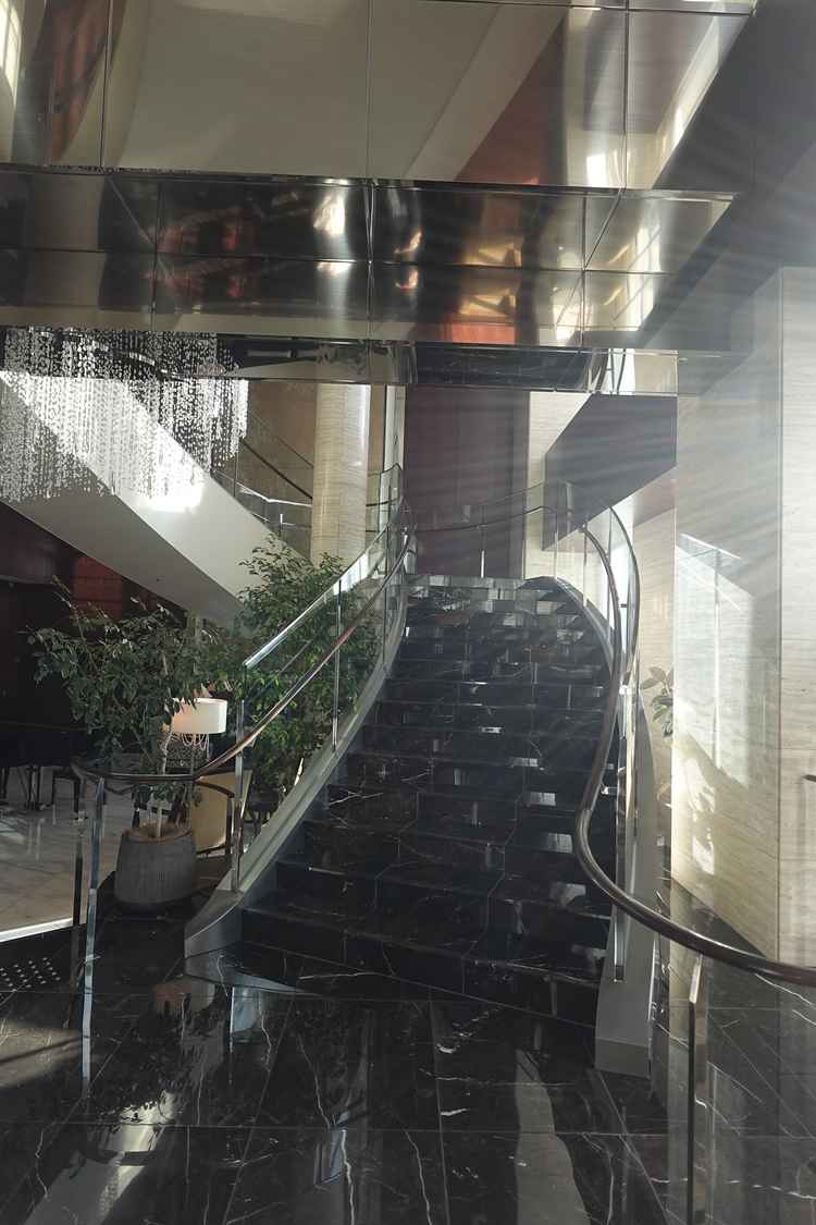 大理石の螺旋階段で、ここで友人や親族たちを写真をとったり、新郎新婦のみでの写真も絵になりそうです。