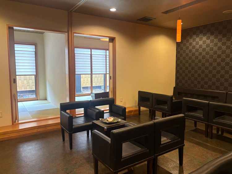 親族控室。和のテイストで落ち着いた雰囲気です。パーテーションで仕切ることができます。