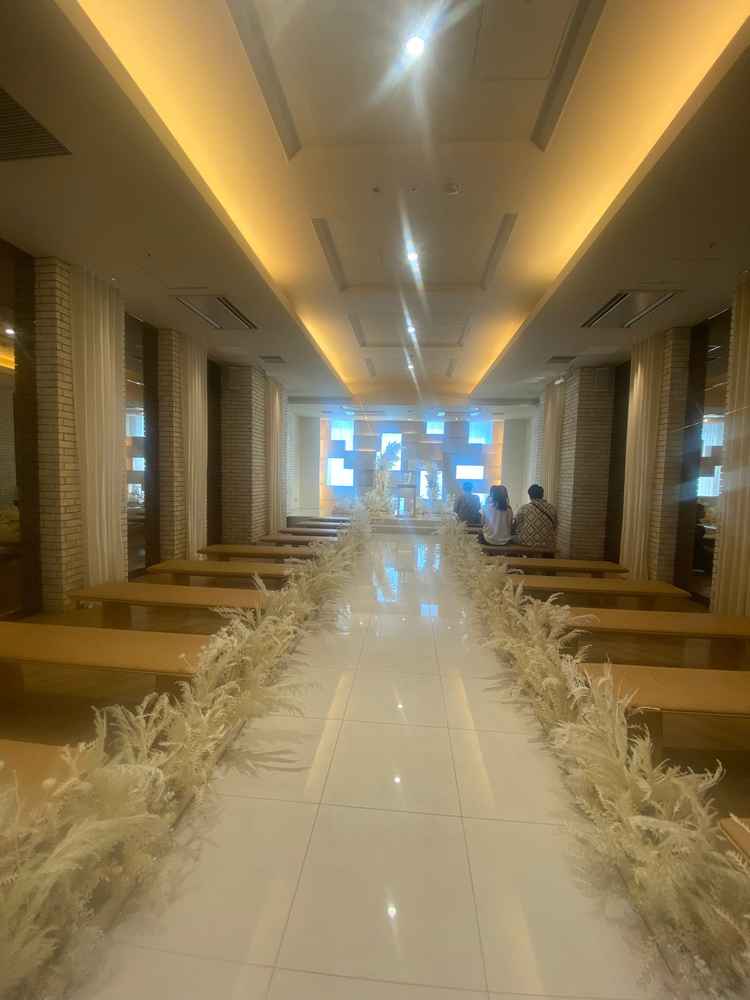 チャペル入口からの写真です。奥が明るいので目に入りやすく、天井が低くてこじんまりした印象でした。