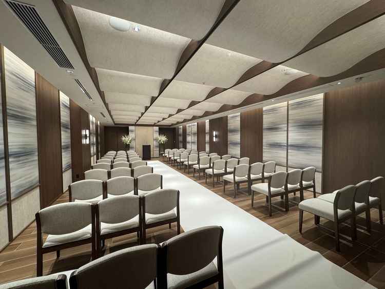 挙式会場。天井のデザインも素敵でしたが、窓あったらいいのにな…とも思いました。