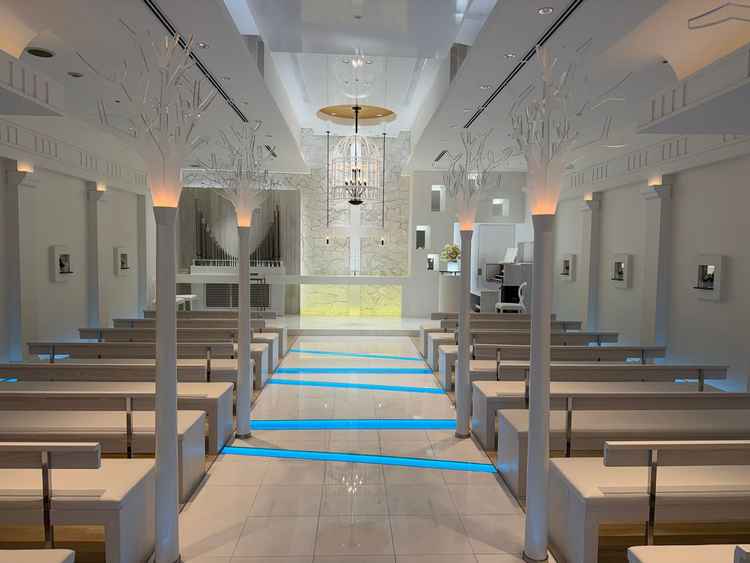 白を基調としたチャペル。式中に照明での演出ができるとのことです。